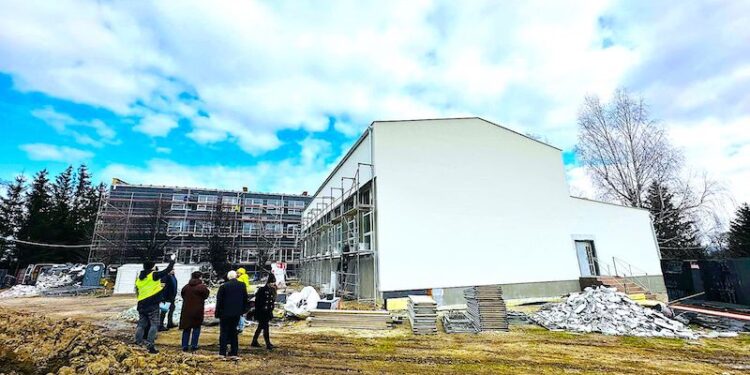 Prace przy termomodernizacji Szkoły Podstawowej w Henrykowie