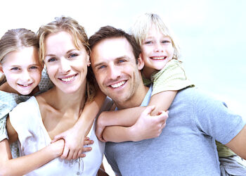 Tata z dzieckiem w domu