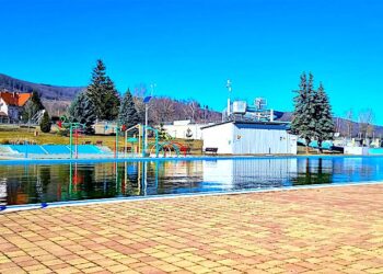 Basen plenerowy już czeka na fanów wodnych rekreacji – camping „Sudety” w Bielawie zaprasza od niedzieli