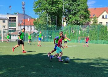 Tydzień z piłką nożną i siatkonogą