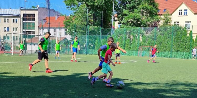 Tydzień z piłką nożną i siatkonogą