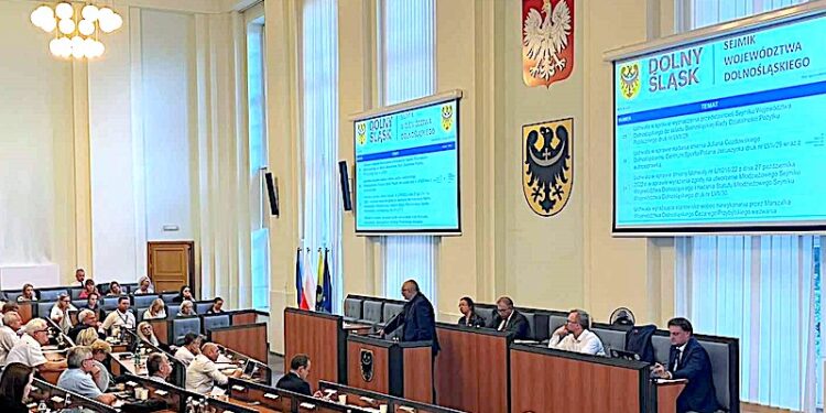 Pat w sejmiku zażegnany