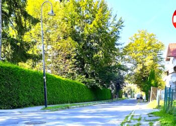 Duża ulica w kurorcie do remontu