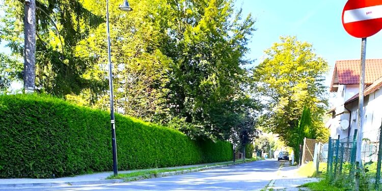 Duża ulica w kurorcie do remontu