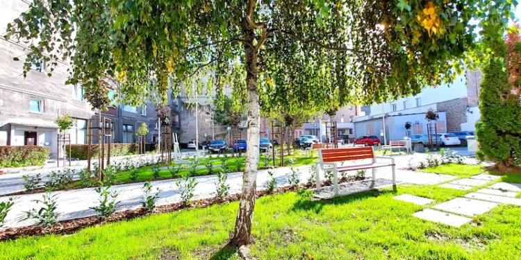 Podwórka stają się przestrzeniami rekreacji