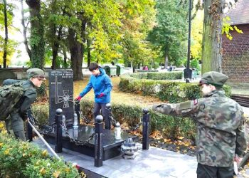 Porządkowali groby na ziębickim cmentarzu