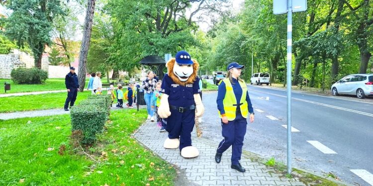 Przedszkolaki i Komisarz Lew