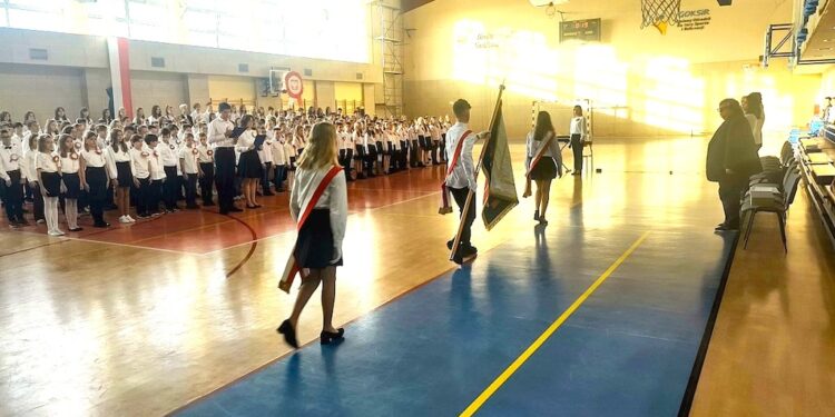 Mazurek Dąbrowskiego wyśpiewało