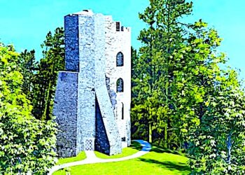 Romantyczna wieża na wzgórzu