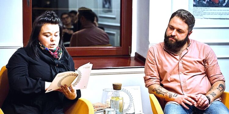 Słowom daleko do ust