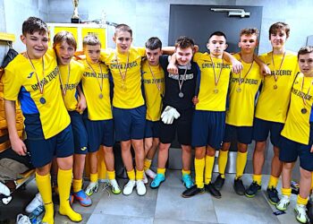 Dwadzieścia drużyn