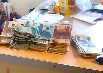 Plik podrobionych banknotów