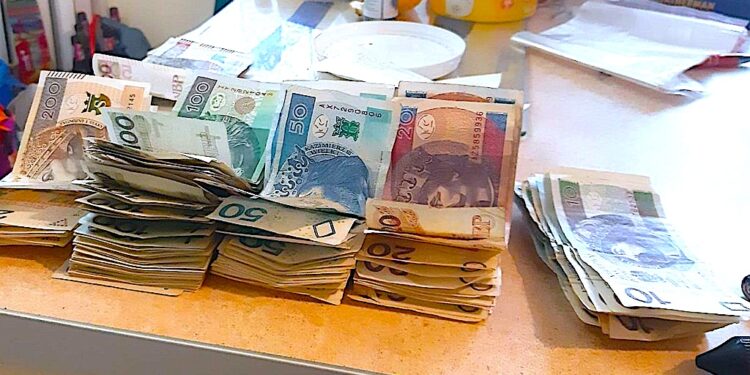 Plik podrobionych banknotów