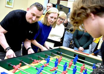 4 stoły 4 pary rąk