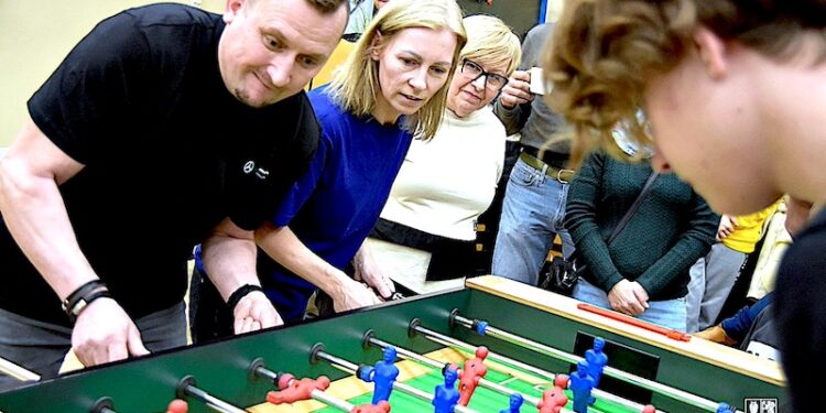 4 stoły 4 pary rąk