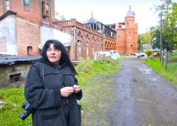 Bożenna Biskupska – „Artystka i Budowla Możliwa”