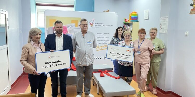 Rodzice będą mogli być bliżej chorego dziecka – darowizna dla szpitala w Dzierżoniowie
