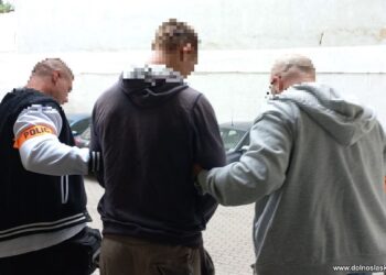 Motocyklem uderzył w policjantów