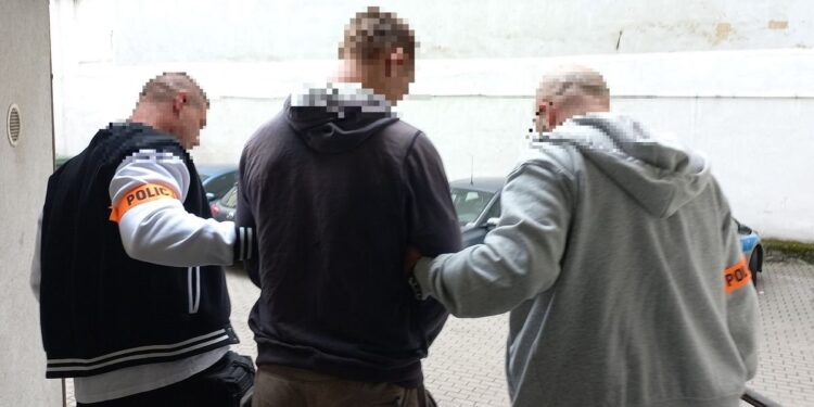 Motocyklem uderzył w policjantów