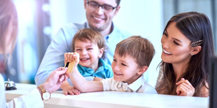 Lex Kamilek u drzwi recepcji