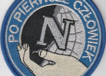 Desperat na maszcie kolejowym