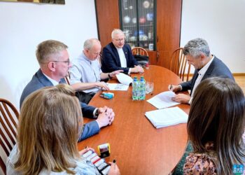 Pierwsze umowy na prace