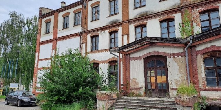 Zabytkowy budynek administracyjno