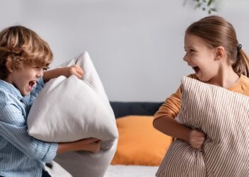 Zazdrość, rywalizacja i kłótnie – jak zaprowadzić pokój między rodzeństwem?