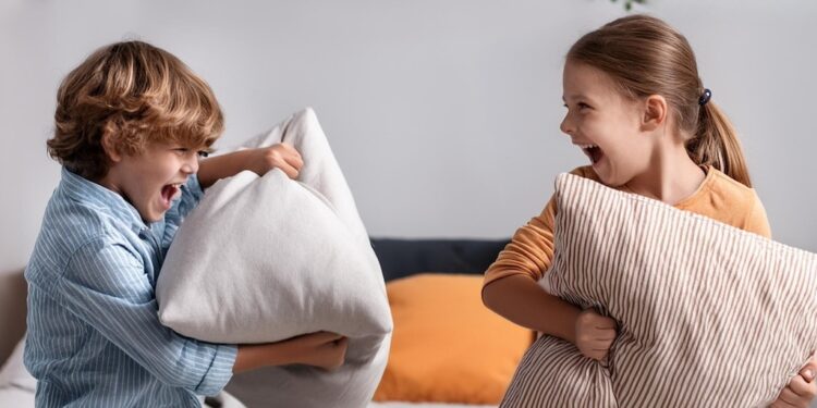 Zazdrość, rywalizacja i kłótnie – jak zaprowadzić pokój między rodzeństwem?