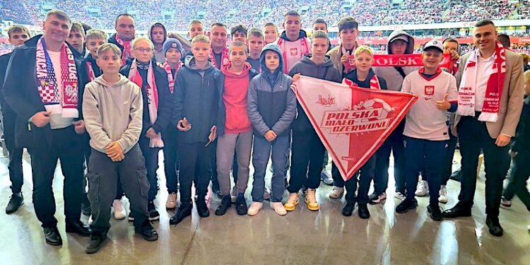 Młodzi piłkarze z Barda