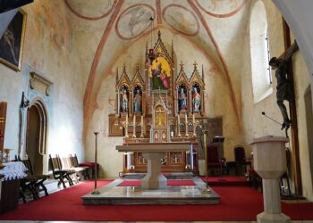 Odrestaurowany zabytkowy ołtarz