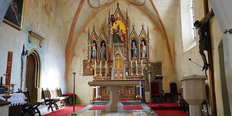 Odrestaurowany zabytkowy ołtarz