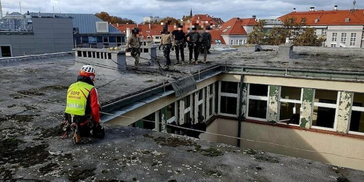 Policyjni kontrterroryści we