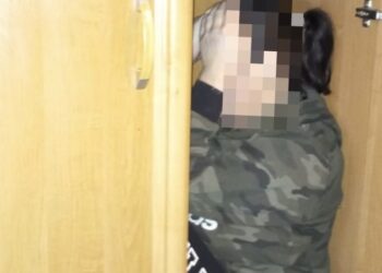 W akcie desperacji ukryła