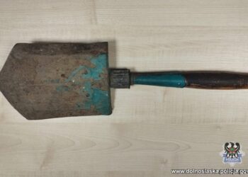 Zaatakował saperką i uciekał