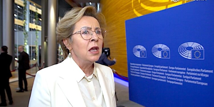 Przemytnicy ludzi czerpią