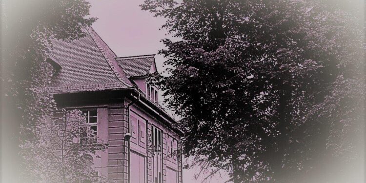 Ktoś nie mający pojęcia o tamtych czasach mógłby spytać jak można było żyć w takiej dwoistości