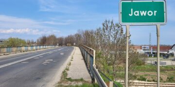 Wiadukt nad torami i drogą powiatową